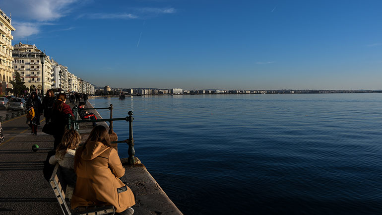 Θεσσαλονίκη: Γεμάτη κόσμο η παραλία παρά τις συστάσεις για περιορισμό των μετακινήσεων λόγω κορωνοϊού