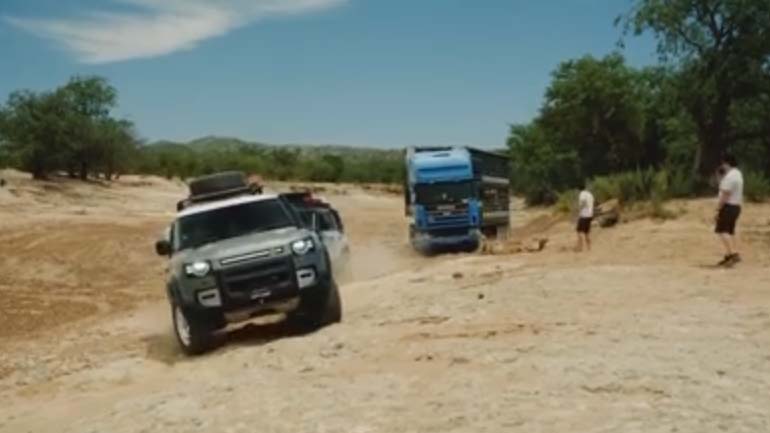 Δύο Land Rover τραβούν νταλίκα στην έρημο!