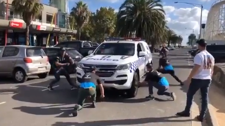 Έκαναν pit stop με περιπολικό! Έκαναν pit stop με περιπολικό!