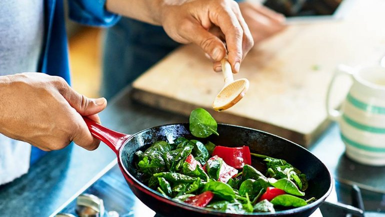 Κορωνoϊός: Επτά χρήσιμες συμβουλές για το μαγείρεμα από τον ΕΟΔΥ