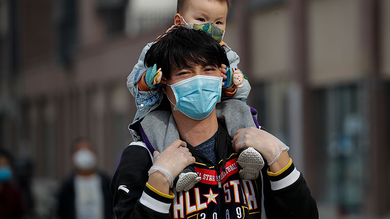 Κορωνοϊός: Το Πεκίνο «ανταποδίδει την αλληλεγγύη» και στέλνει προστατευτικό υλικό στη Γαλλία