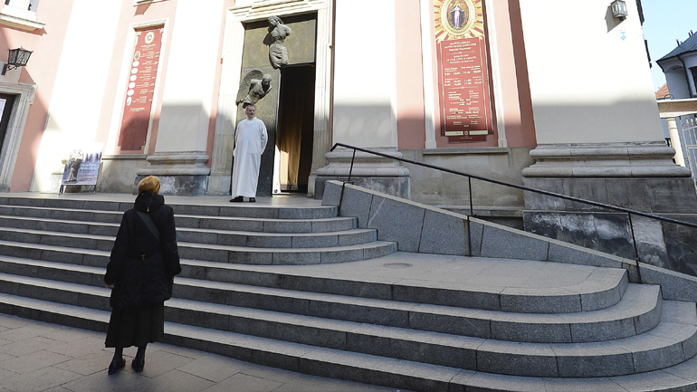 Παπάς στην Πολωνία προσεύχεται με τους πιστούς πόρτα-πόρτα