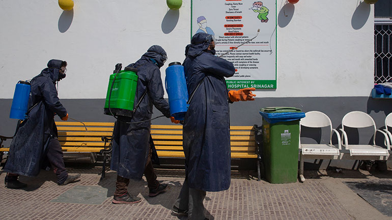 Ινδία: Γκουρού υποστηρίζει ότι ένα φάρμακο μπορεί να κρατήσει μακριά τον κορωνοϊό