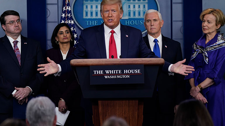 Ο Τραμπ ενεργοποιεί νόμο του 1950 για την αντιμετώπιση του κορωνοϊού