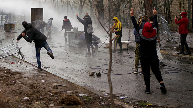 Νέος κύκλος έντασης με ρίψεις χημικών και πετρών στις Καστανιές