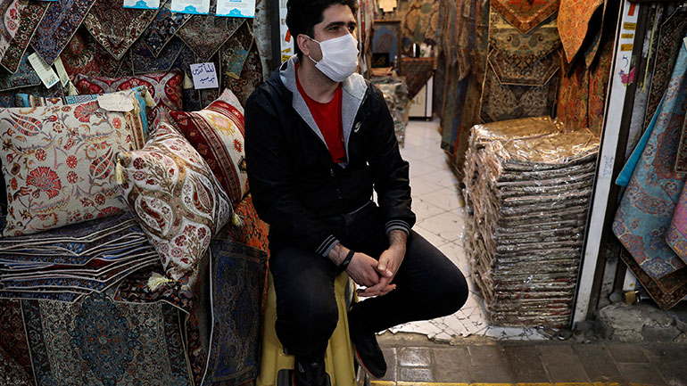 Ιράν-Covid-19: Ξεπέρασαν τους 1000 οι νεκροί – Η κυβέρνηση υπερασπίζεται την απόφαση να μην θέσει πόλεις σε καραντίνα