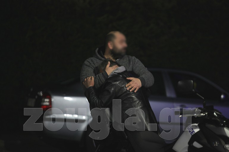 Συγγενείς της κοπέλας θρηνούν στο σημείο του φονικού 