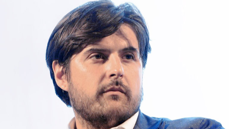 Ο Στέφανο Μπουφάνι αναρτά φωτογραφία του στρατού που μεταφέρει νεκρούς στο Μπέργκαμο