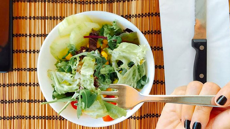 Kορωνοϊός: Διατροφικές συμβουλές για να μην πάρουμε βάρος