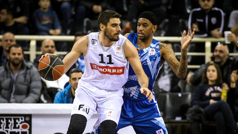 Τρίποντο με… κάλτσες από τον Βαγγέλη Μαργαρίτη