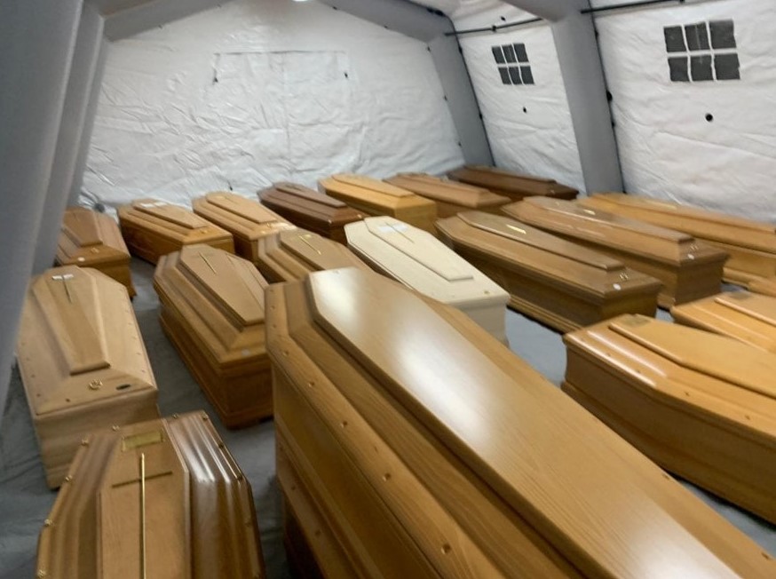 Τα φέρετρα με τους νεκρούς μεταφέρονται πρώτα στις σκηνές