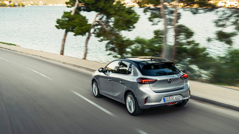 Εκπλήσσει με την οδική του συμπεριφορά