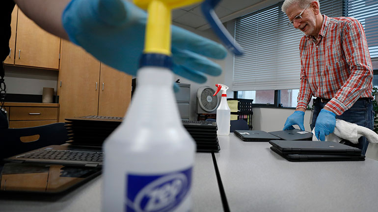 Η Ρωσία τριπλασιάζει την παραγωγή αντισηπτικών για να καλύψει τις ελλείψεις στα φαρμακεία