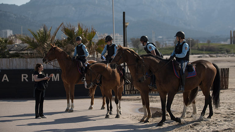 Γαλλία: Αστυνομικοί απειλούν να εγκαταλείψουν τα πόστα τους, εάν δεν εφοδιαστούν με μάσκες και γάντια