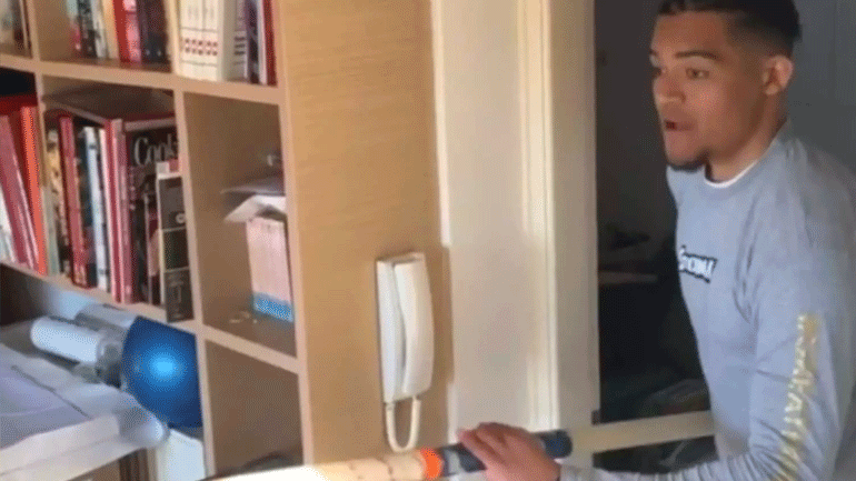 Ο Εμμανουήλ Καραλής έκανε άλμα επί κοντώ στο… δωμάτιό του!