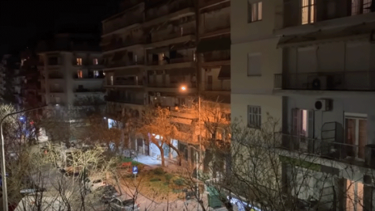 Βιολιστής βγαίνει σε μπαλκόνι της Θεσσαλονίκης – Παίζει Λοΐζο και Bella Ciao