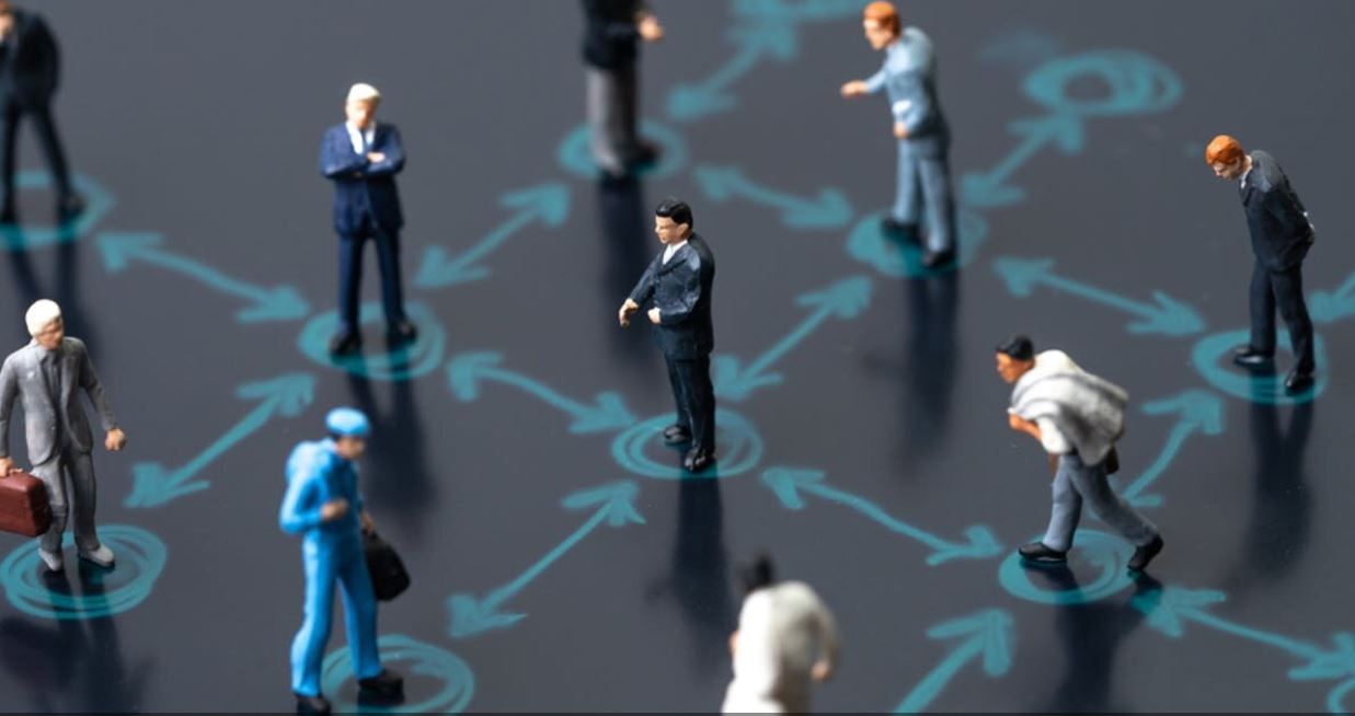 Κορωνοϊός: Γιατί πρέπει να μείνουμε 1,8 μέτρα μακριά ο ένας από τον άλλο