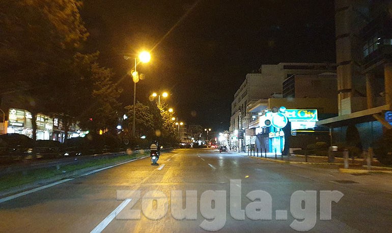 Λεωφόρος Κηφισίας στο Μαρούσι. Μόνο ένας εργαζόμενος με μηχανάκι delivery...