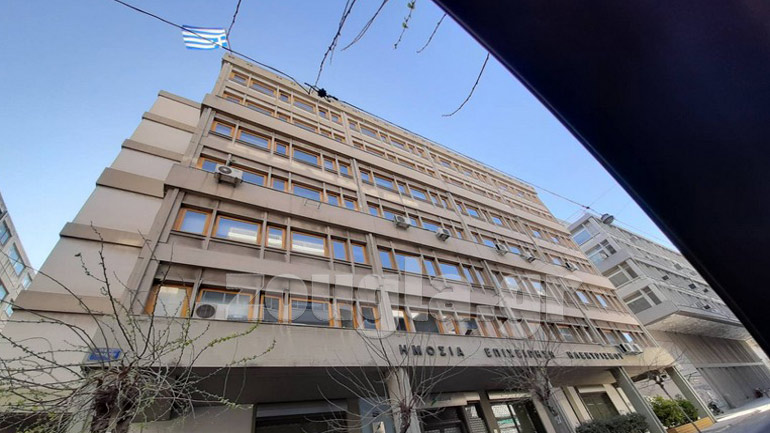 Η σημαία κυματίζει… ανάποδα σε δημόσιο κτήριο στο Μεταξουργείο