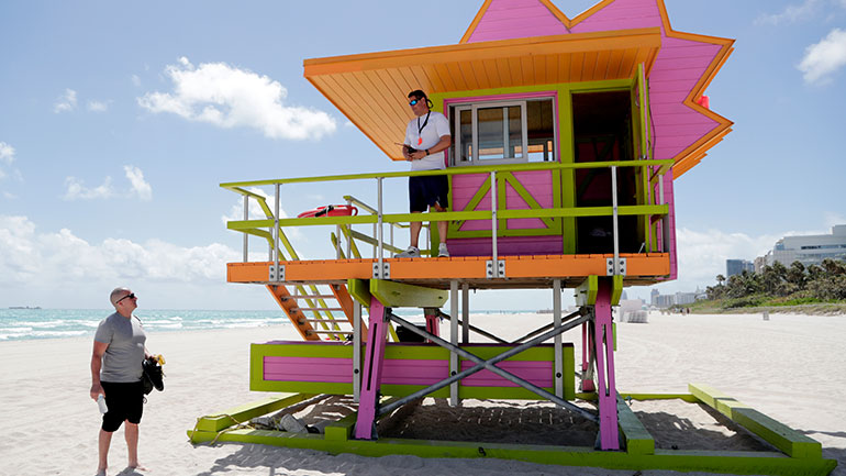 ΗΠΑ-Κορωνοϊός: Στο Μαϊάμι Μπιτς το πάρτι… συνεχίζεται, παρά τις συστάσεις των Αρχών