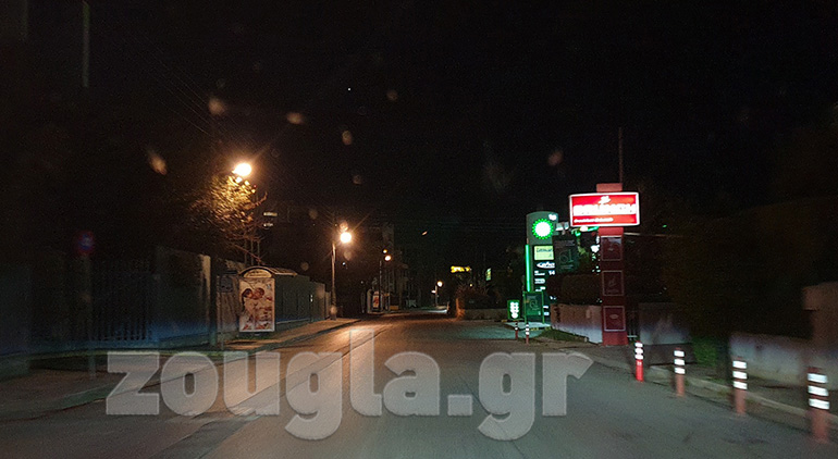 Οδός Σωρού στο Μαρούσι. Ανοιχτό μόνο ένα πρατήριο υγρών καυσίμων.