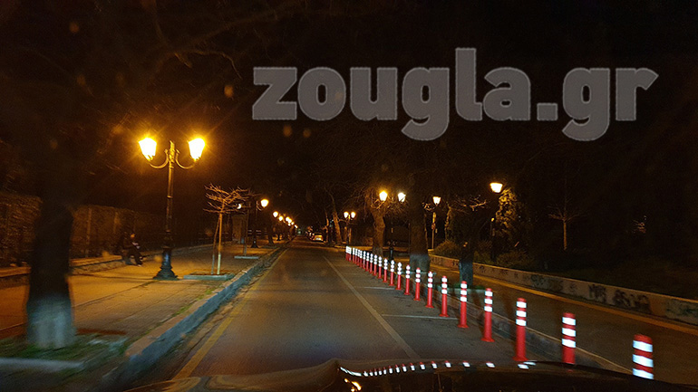 Ο δρόμος αυτός οδηγεί στο σταθμού του ηλεκτρικού στην Κηφισιά. Όπως μπορείτε να παρατηρήσετε υπάρχει μόνο ένας άνθρωπος...