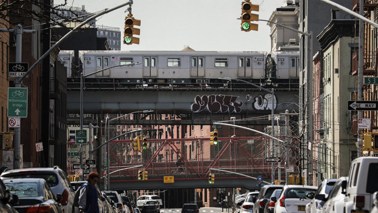 «Κανείς Νεοϋορκέζος δεν θα φυλακιστεί μέσα στο ίδιο του το σπίτι», διαβεβαίωσε ο κυβερνήτης της Πολιτείας