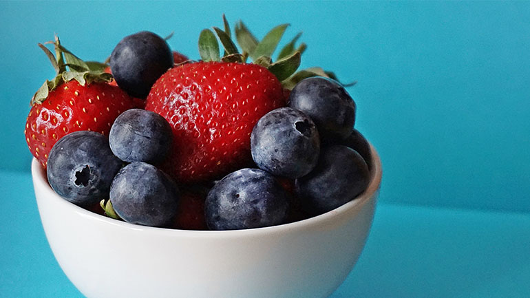 Χάστε κιλά με μια χούφτα φράουλες, σμέουρα και μούρα