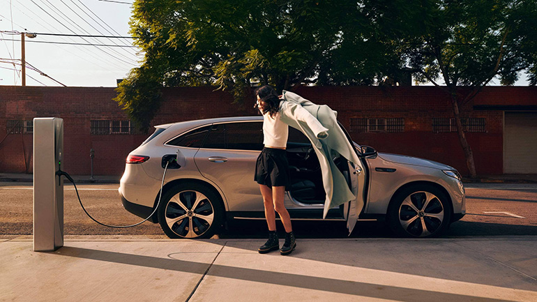 Η EQC κινείται με δύο ηλεκτροκινητήρες που φορτίζουν από το ρεύμα...