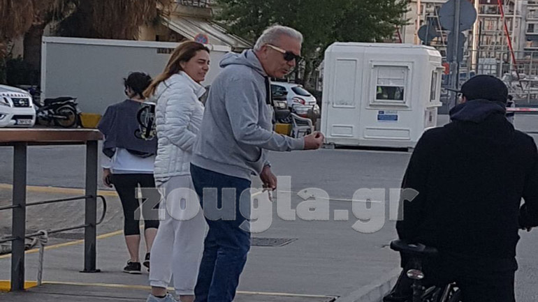 Το «μείνετε σπίτι» δεν τηρεί ούτε ο Αβραμόπουλος!