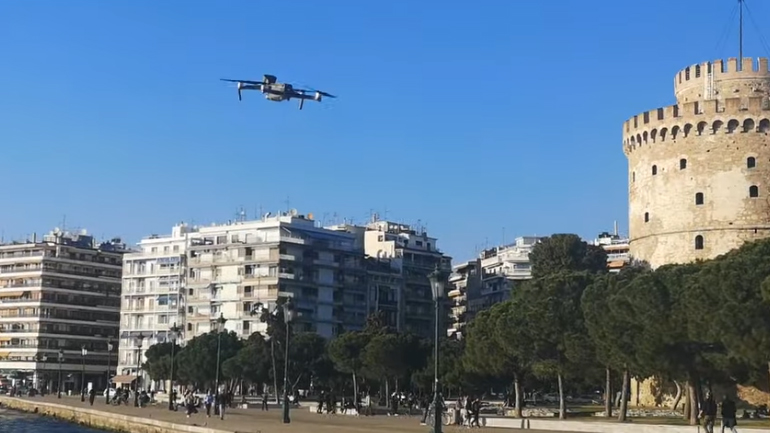 Drone στην παραλία Θεσσαλονίκης καλεί τον κόσμο να παραμείνει στο σπίτι