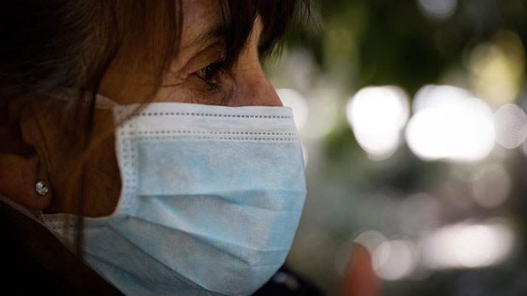 Σε ανοικτούς χώρους και με γάντια οι πληρωμές των συνταξιούχων