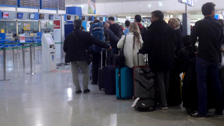 Τρία αεροπλάνα με 400 Έλληνες επιστρέφουν στην Αθήνα από το Λονδίνο – Αυστηρά μέτρα στο αεροδρόμιο