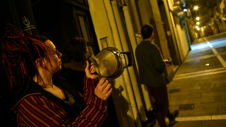 «Κορώνα τσάο» λένε οι Ισπανοί στον βασιλιά χτυπώντας κατσαρόλες για να… εξαφανιστεί