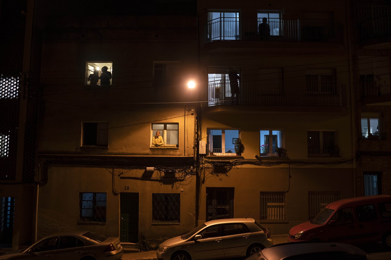 Στα μπαλκόνια με κατσαρόλες κατά του βασιλικού θεσμού οι Ισπανοί