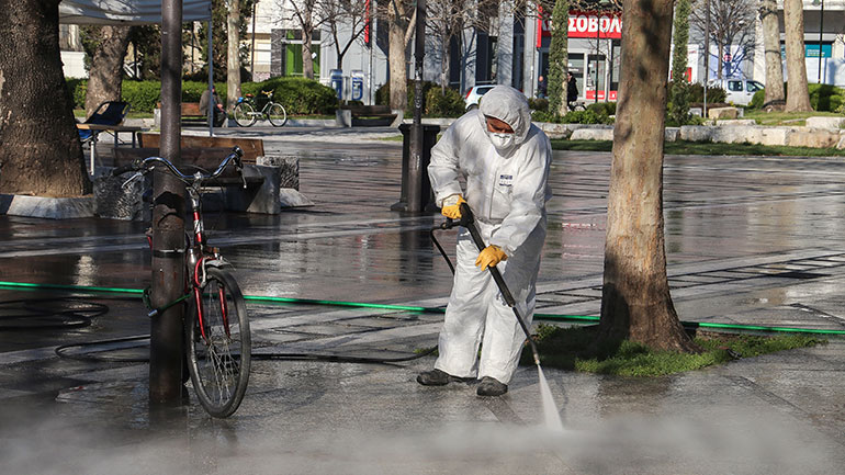 Λάρισα: Συνεχίζεται το πρόγραμμα καθαριότητας και απολυμάνσεων για τον κορωνοϊό
