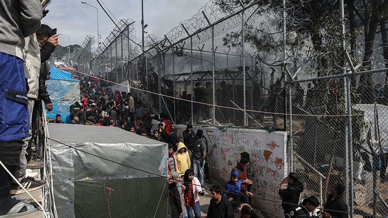 Μόρια: Νεαροί εθελοντές ενημερώνουν για τον κορωνοϊό όσους διαμένουν στον καταυλισμό