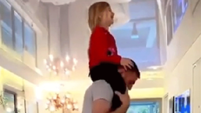 Ο Αβραάμ Παπαδόπουλος προπονείται στο σαλόνι του με… βοηθό την κόρη του!