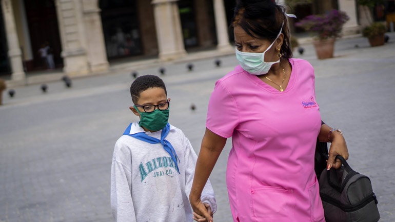 Κούβα-Covid-19: Φοιτητές Ιατρικής εξετάζουν τους κατοίκους πόρτα-πόρτα