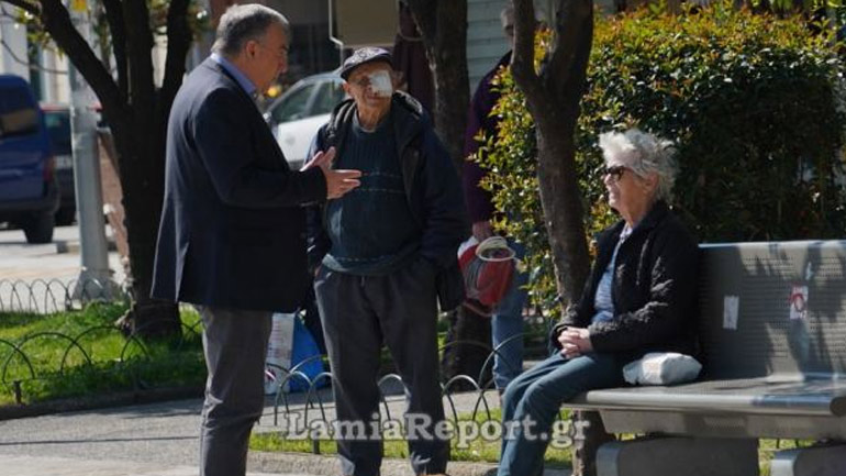 Λαμία: Ο δήμαρχος βγήκε να «μαζέψει» τους ηλικιωμένους από την πλατεία