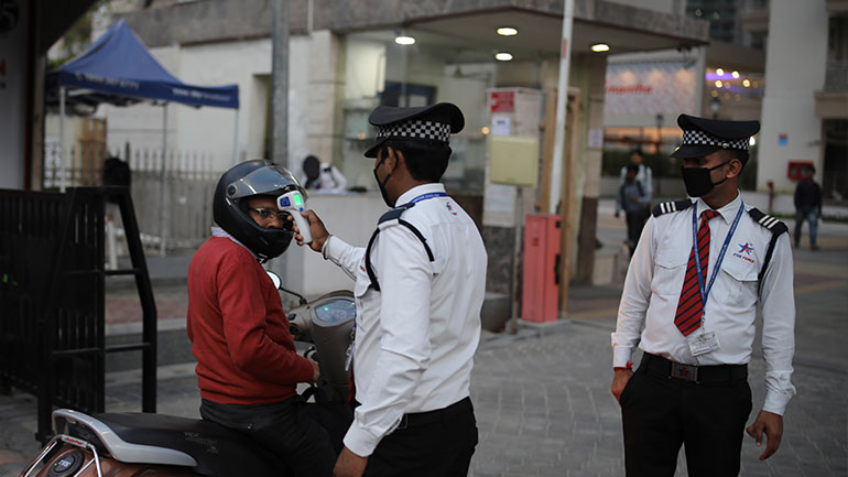 Ινδία: Χιλιάδες φτωχοί πολίτες επιστρέφουν στα χωριά τους – Φόβοι για διασπορά του COVID-19