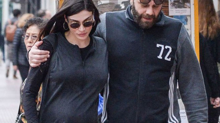 O Μιχάλης Κουϊνέλης και η Ήβη Αδάμου ποζάρουν με μάσκες στο σούπερ μάρκετ