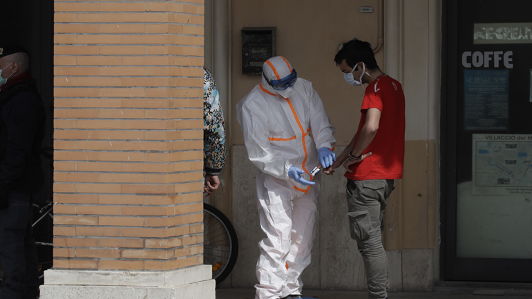 Ιταλία: Η μεγαλύτερη δοκιμασία από τον B’ Παγκόσμιο Πόλεμο – Γιατί δεν μειώνονται τα κρούσματα