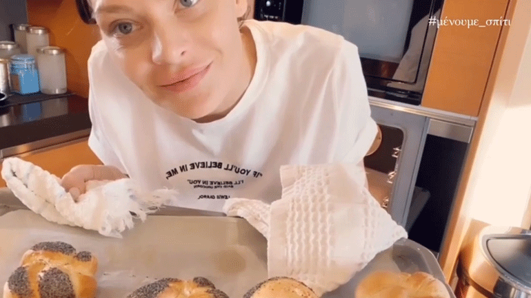 Μένουμε σπίτι-βίντεο: H Υβόννη Μπόσνιακ ζυμώνει ψωμάκια