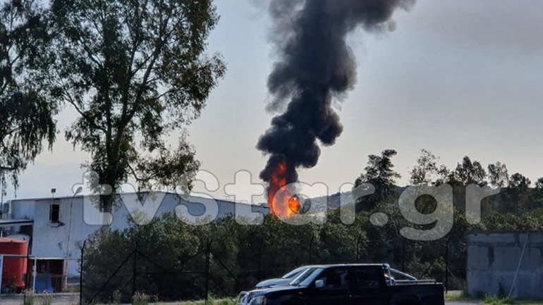 Μεγάλη πυρκαγιά σε εργοστάσιο στην Αυλίδα – Σημειώνονται εκρήξεις