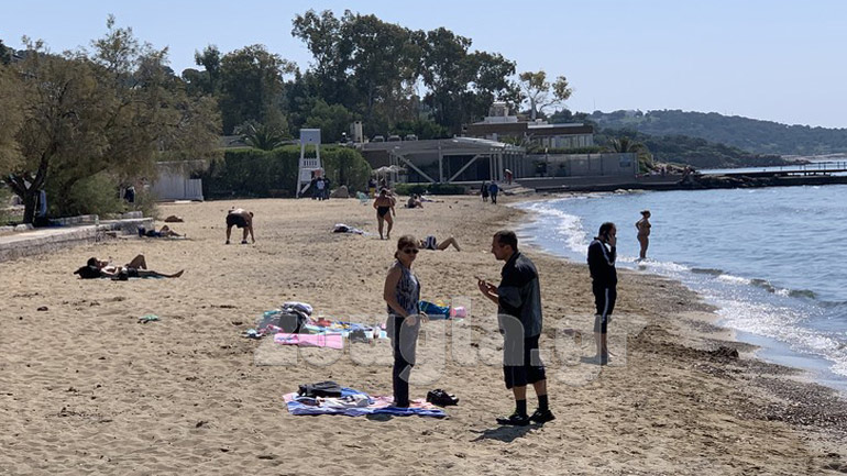 Ακόμα κάποιοι επέμειναν… παραλία! Έκτακτα μέτρα-Έκλεισαν Καβούρι, Γλυφάδα – Στα πάρκα οι Αθηναίοι