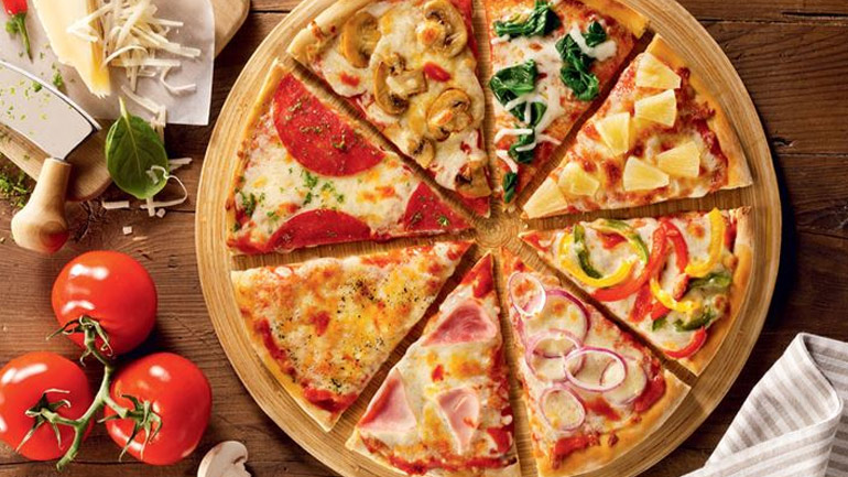 Homemade pizza με ντομάτες και μανιτάρια για όλη την οικογένεια