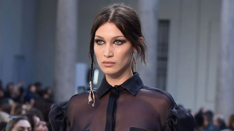 Η Bella Hadid ποζάρει topless και ζητεί από τους θαυμαστές της να μείνουν σπίτι