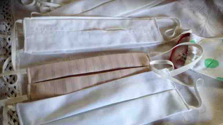 Λαμιώτισσα ράβει μάσκες για το νοσηλευτικό προσωπικό