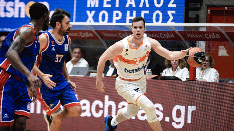 Ο Αγραβάνης σουτάρει και σκοράρει μέσα στο… σπίτι!